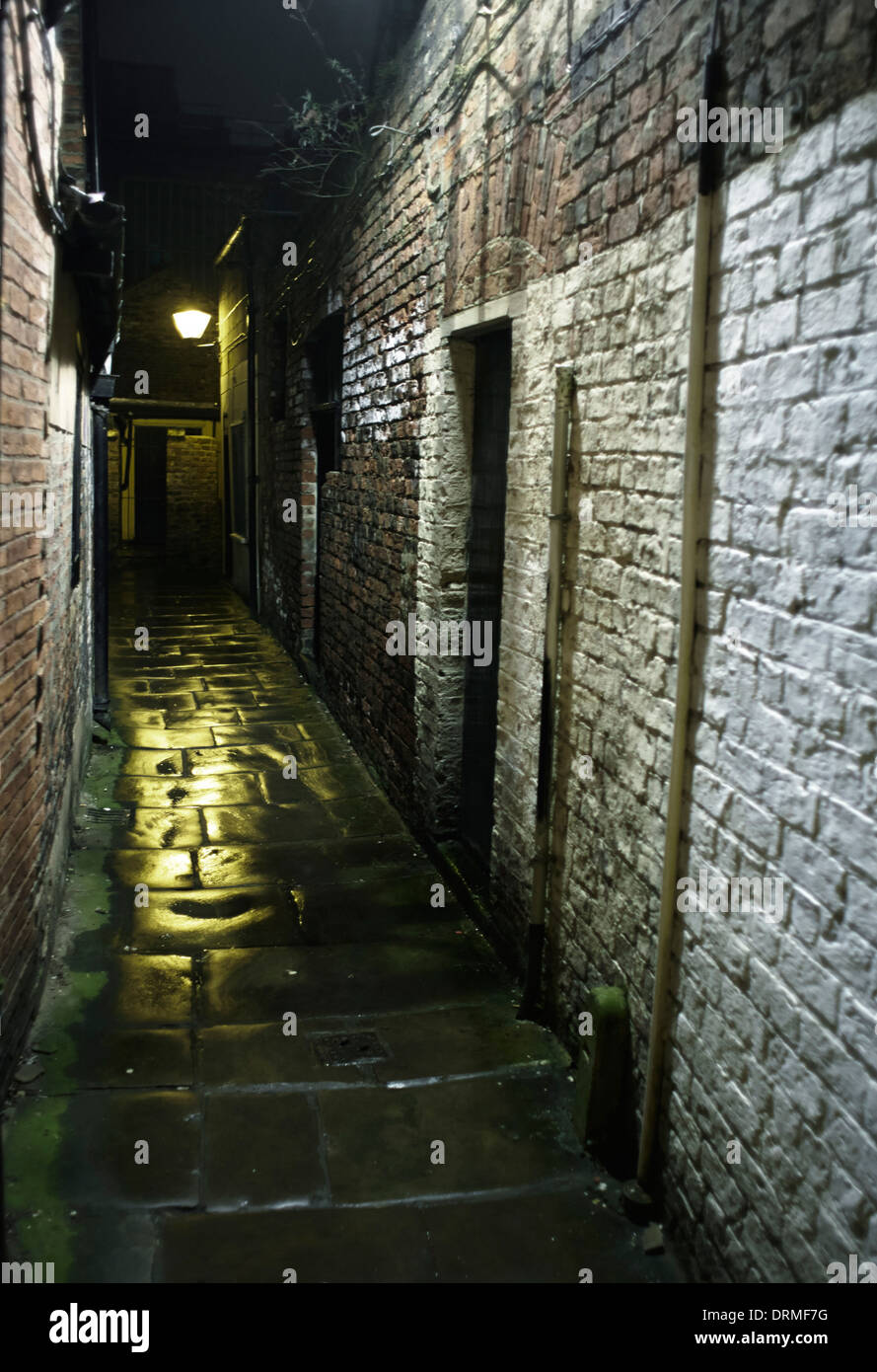 Vicolo buio di notte in York Foto Stock