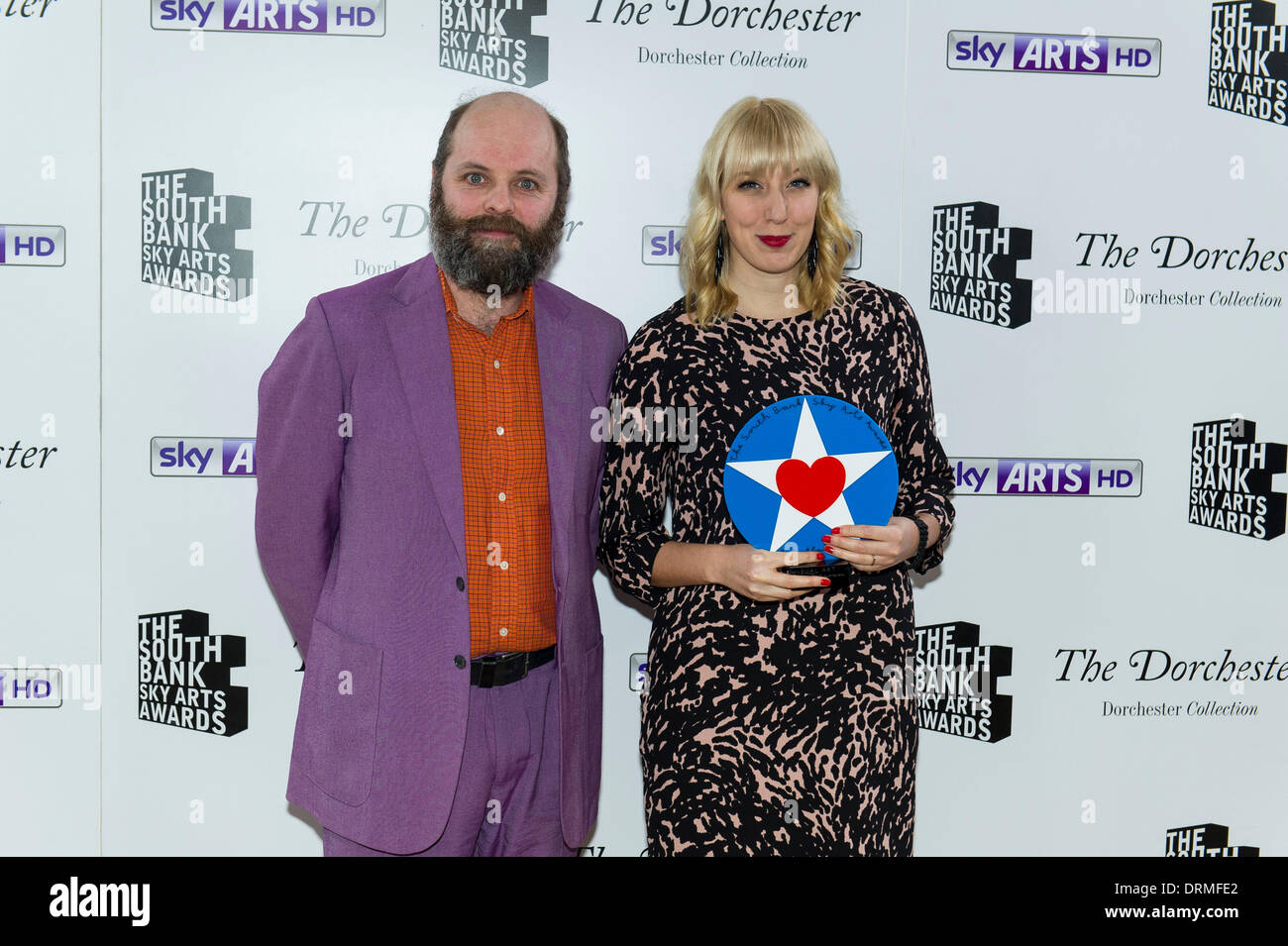 Katie Paterson con la sua migliore Visual Art Award con il presentatore Gavin Turk durante il South Bank Sky Arts awards a Dorchester Hotel il 27 gennaio 2014 a Londra, Inghilterra. Foto Stock