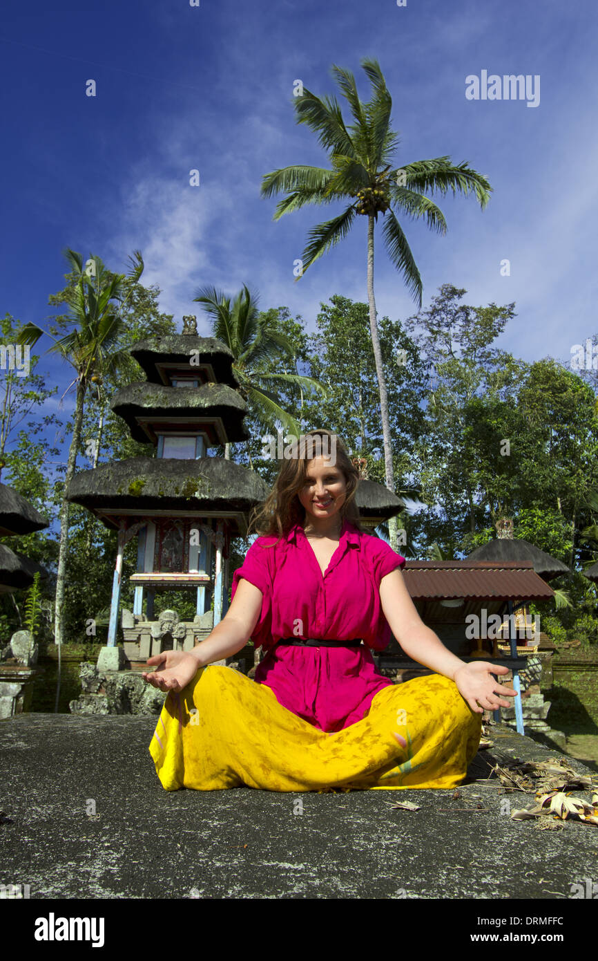La donna caucasica meditazione yoga nel tempio balinese Foto Stock