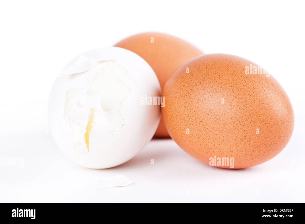 Uno rotto e due uova intere su sfondo bianco, primo piano Foto Stock