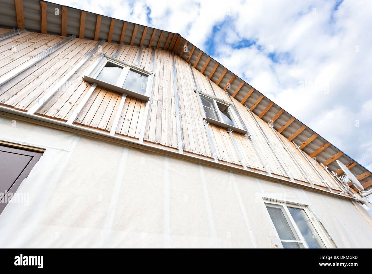 Parete esterna isolamento in casa di legno, edificio in costruzione Foto Stock