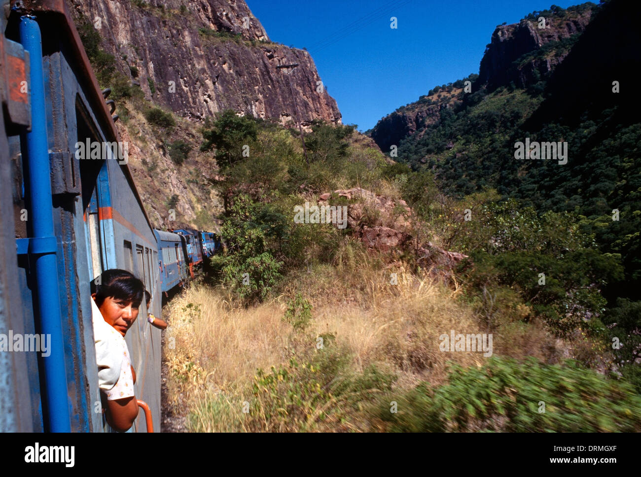 Chihuahua-Pacific treno che passa attraverso la zona montuosa di ​​Sierra Madre Foto Stock