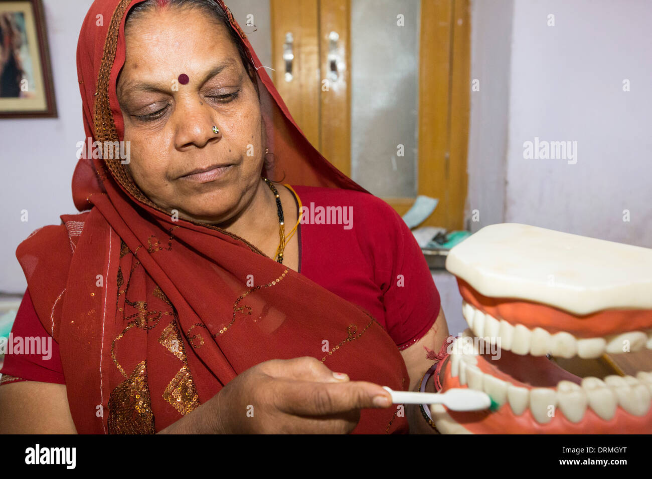 Un dentista a piedi nudi, chi è addestrato per eseguire le attività fondamentali di odontoiatria presso il Barefoot College a Tilonia, Rajasthan, India. Foto Stock