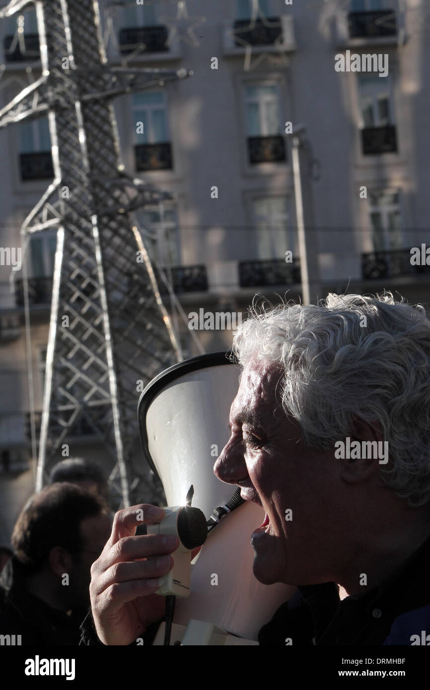 Atene, Grecia. 29 gen 2014. Pubblico greco dell'azienda elettrica dipendenti protestano contro la privatizzazione dell'impresa nel centro di Atene, Grecia, 29 gennaio, 2014. La Grecia del parlamento ha spianato la strada di mercoledì per la privatizzazione della potenza di trasmissione (operatore ADMHE) come parte del patto di stabilità e il programma di riforme per uscire dal debito sovrano crisi, in mezzo a un nuovo ciclo di proteste da parte dei sindacati dei lavoratori. Credito: Marios Lolos/Xinhua/Alamy Live News Foto Stock