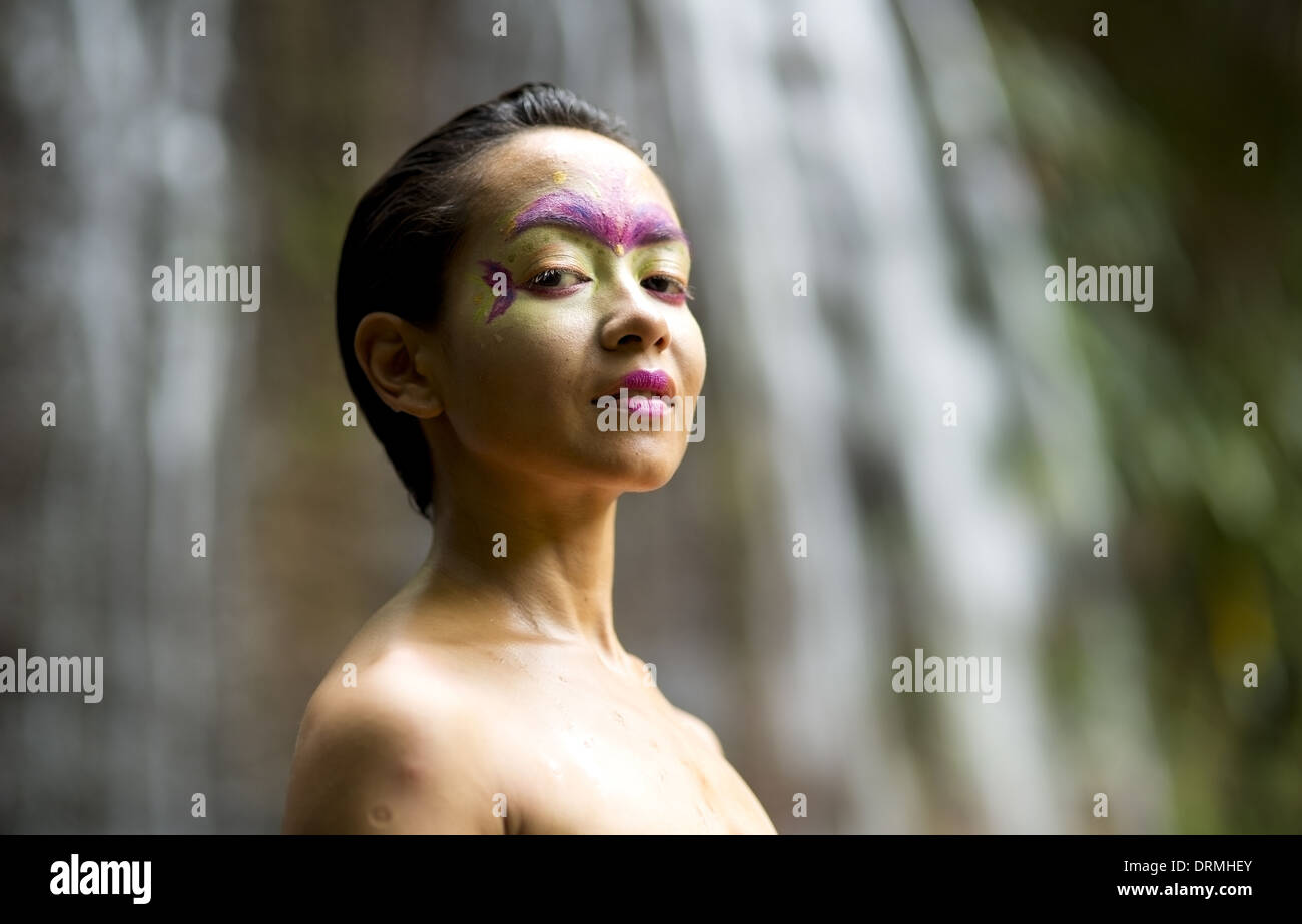 Borneo Rainforest cultura tribale: face painting Foto Stock