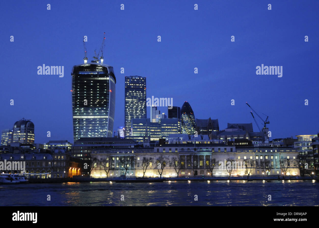 Il fiume Tamigi al crepuscolo e la città di Londra Londra Inghilterra Foto Stock