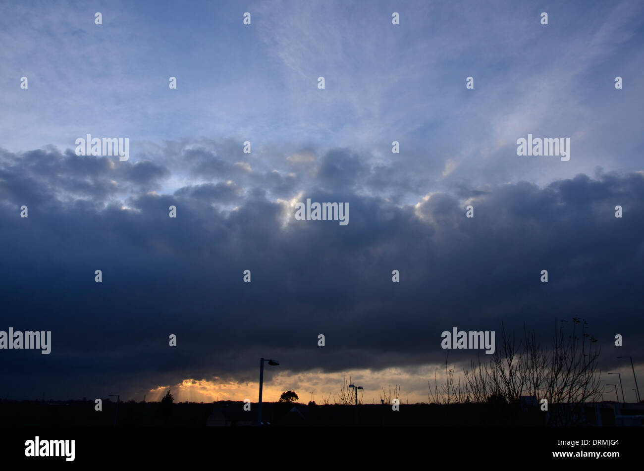Una tempesta la laminazione in valle su Bedford Regno Unito Foto Stock