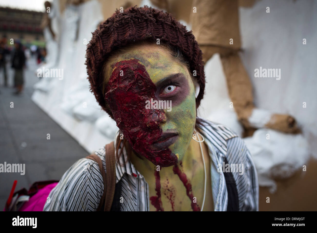 Una donna in disguise come uno zombie passeggiate intorno al Zocalo Square, la piazza principale della città, che celebra il Giorno dei Morti Foto Stock