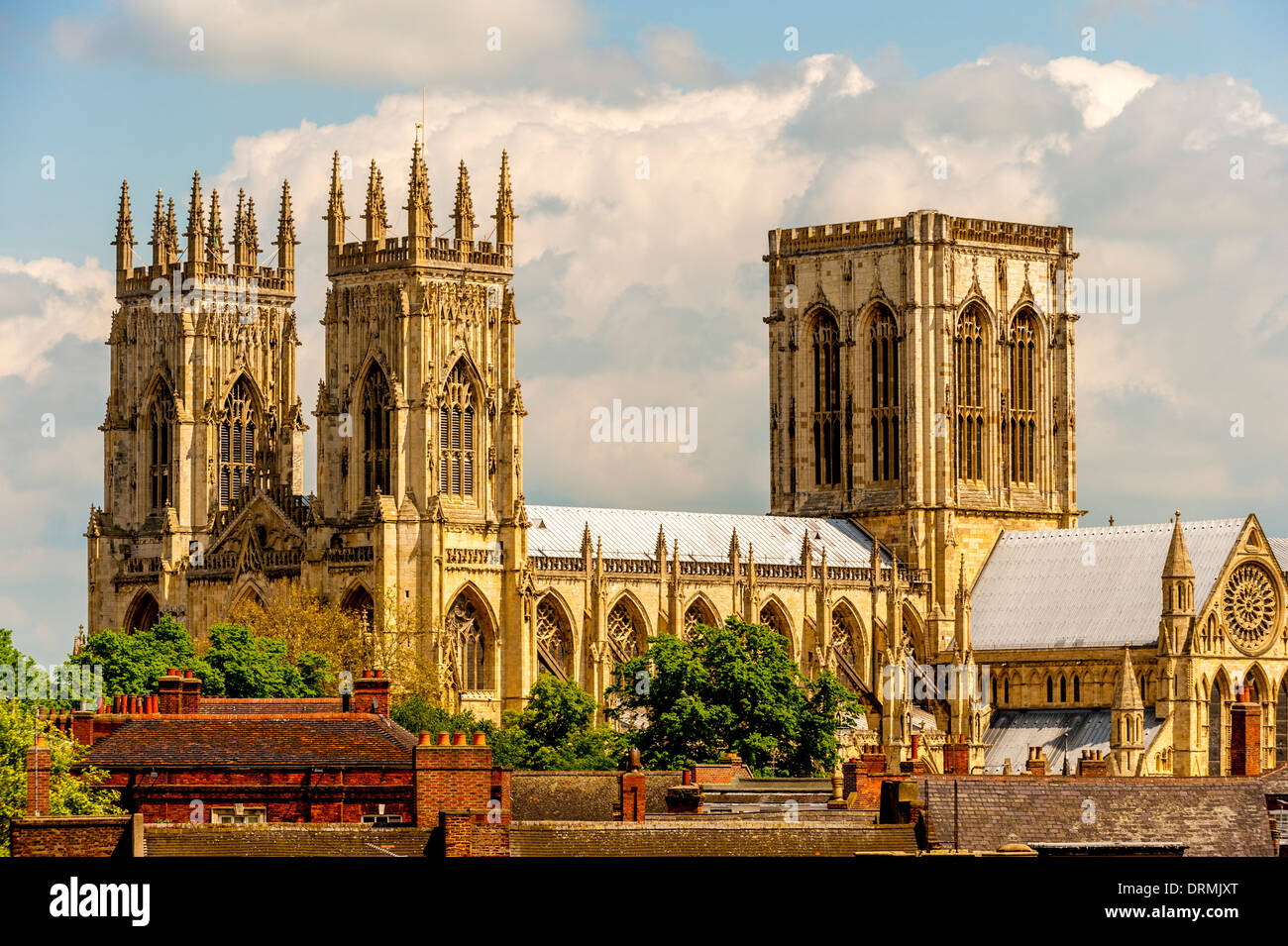 Vista elevata della façades sud e ovest della cattedrale di York. Foto Stock