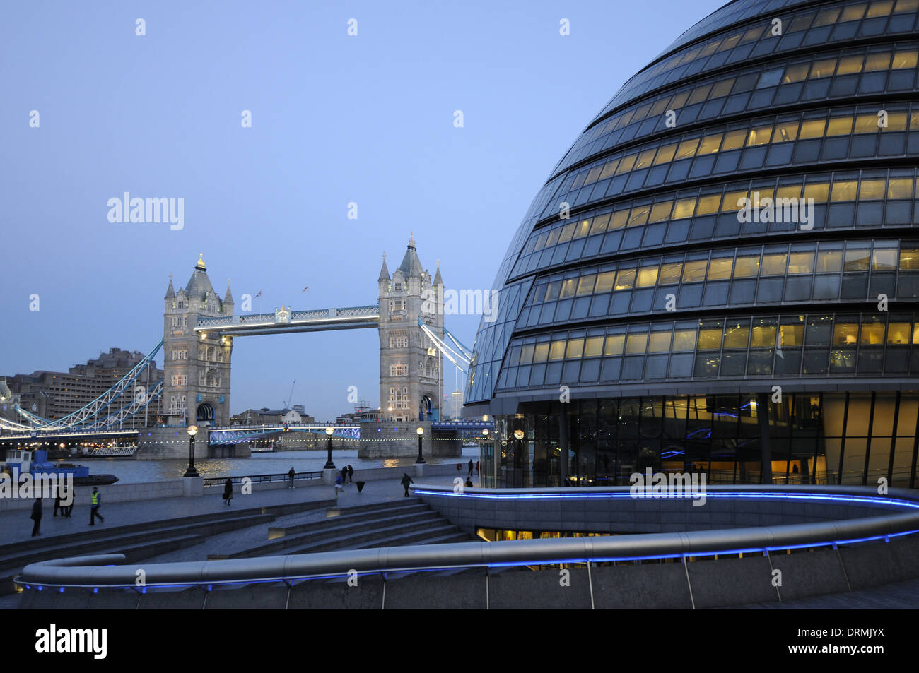 Il municipio e il Tower Bridge e il fiume Tamigi di notte Londra Inghilterra Foto Stock