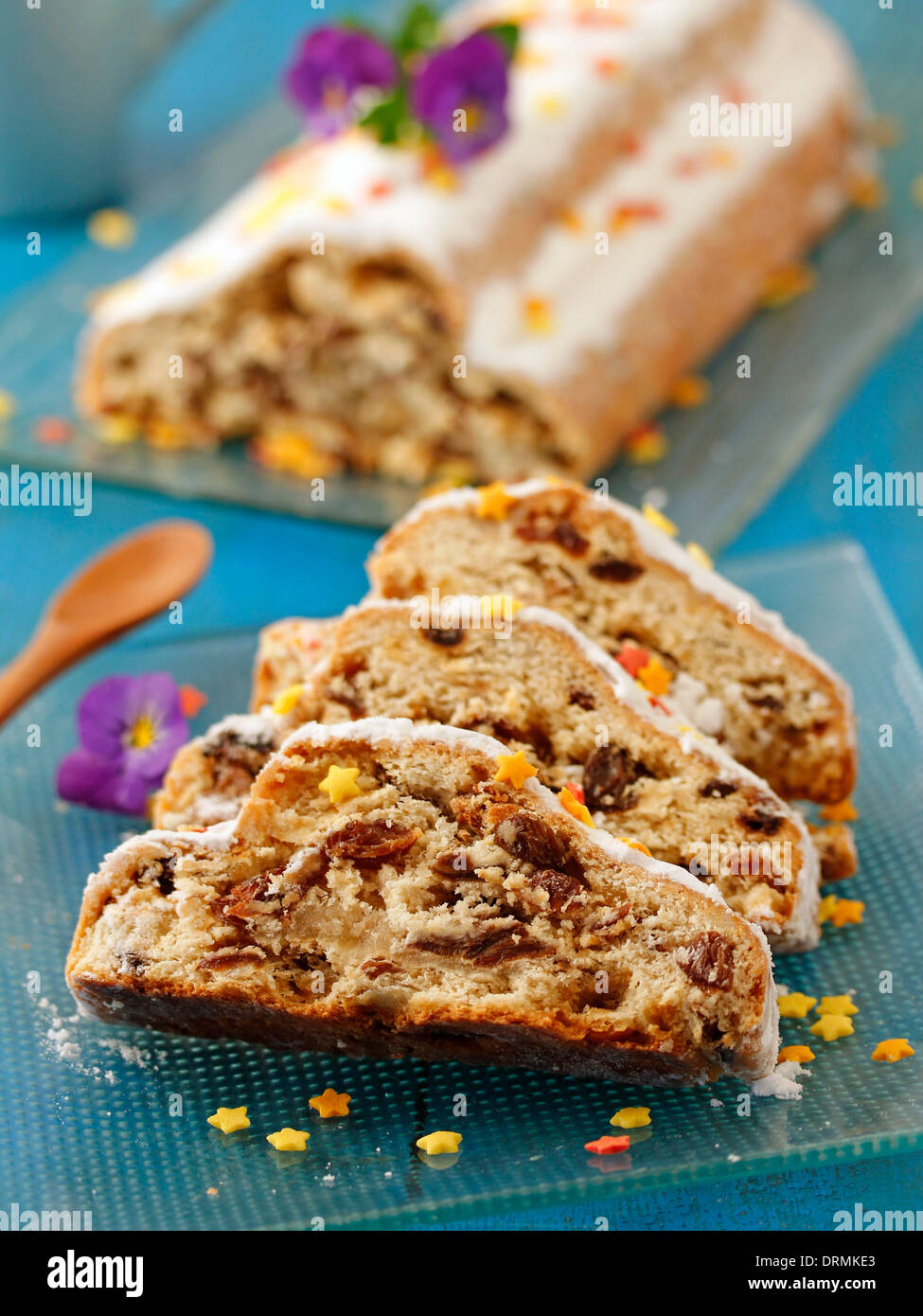 Torta di marzapane con uvetta (Stollen). Ricetta disponibile. Foto Stock