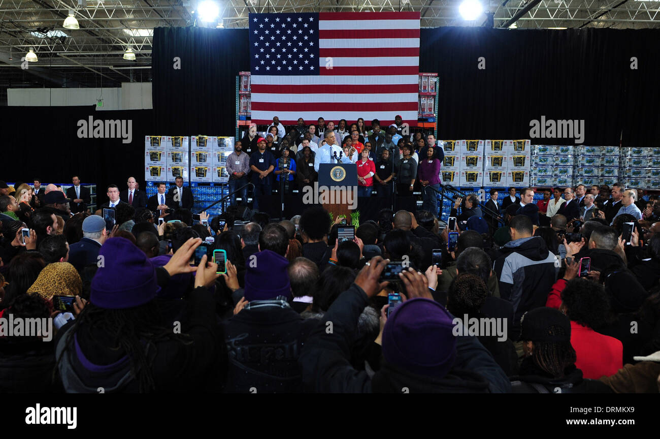 Maryland, Stati Uniti d'America. 29 gen 2014. Stati Uniti Il presidente Barack Obama offre un discorso sul sollevamento della Federal salario minimo a livello locale Costco store in Lanham, Maryland, Stati Uniti, 29 gennaio, 2014. Stati Uniti Il presidente Barack Obama il martedì si sono impegnati a far fronte a approfondire le disparità di reddito durante il suo stato dell unione indirizzo, come l'economia è abbracciando "un anno rivoluzionario' mentre il divario in termini di ricchezza è di lasciare il paese sempre più diviso. Credito: Yin Bogu/Xinhua/Alamy Live News Foto Stock