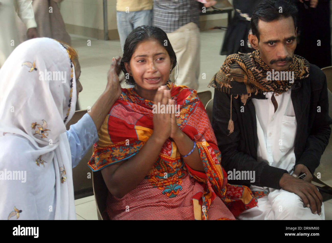 Di Karachi, Pakistan. 29 gen 2014. Rispetto del suicida di Bomba Blast vittima al Abbasi Shaheed Hospital è nel dolore, nella città di Karachi Mercoledì, 29 gennaio 2014. In attacco il targeting delle forze paramilitari, un attentatore suicida ha cercato di inserire i Rangers sede ubicata in zona. Quando il bombardiere è stato arrestato dal personale di sicurezza in corrispondenza del cancello ha detonato il suo esplosivo giubbotto di carico che è costato la vita a due Rangers personale e privato di una guardia di sicurezza. Cinque personale delle forze paramilitari sono stati feriti nell' attentato. Credito: Asianet-Pakistan/Alamy Live News Foto Stock