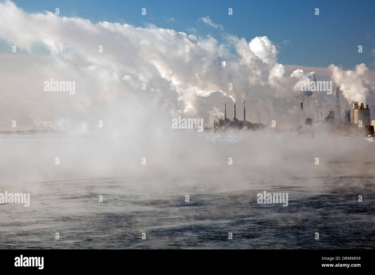 Detroit, Michigan - Fumo dal mix di settore con i vapori di acqua dal fiume Detroit su un sotto zero mattina. Foto Stock