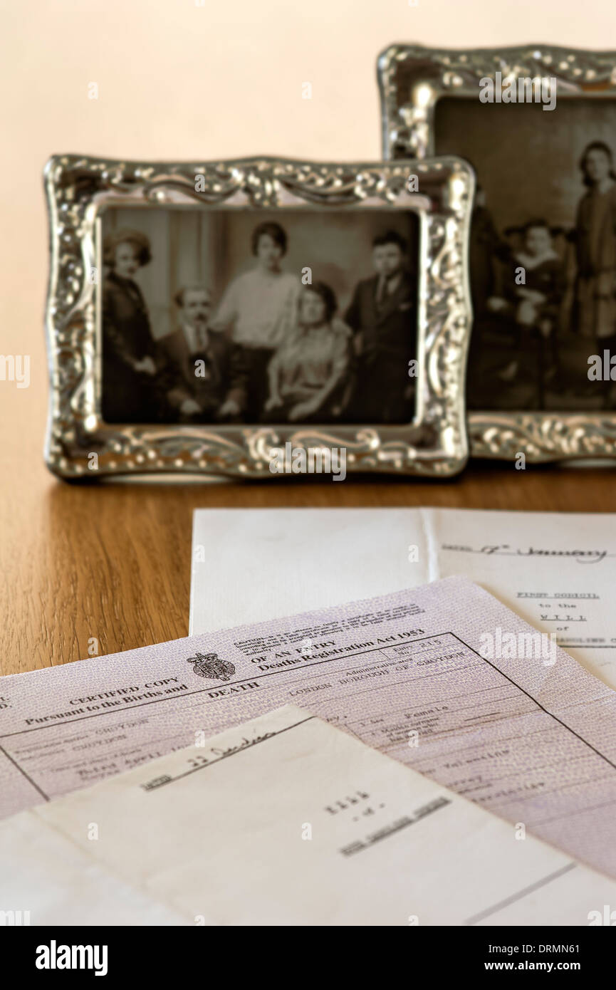 Certificato di morte e will.i record di famiglia e ricordi. Foto Stock