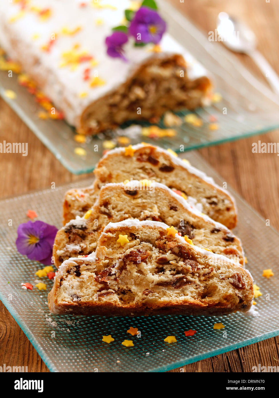 Torta di marzapane con uvetta (Stollen). Ricetta disponibile. Foto Stock