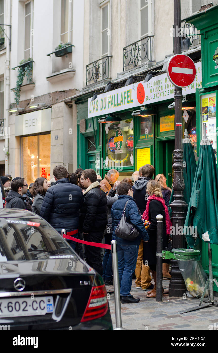 Folla schierate a L'come du Fallafel, falafel, Kosher un ristorante Medio Orientale nel quartiere Marais di Parigi, Francia. Foto Stock