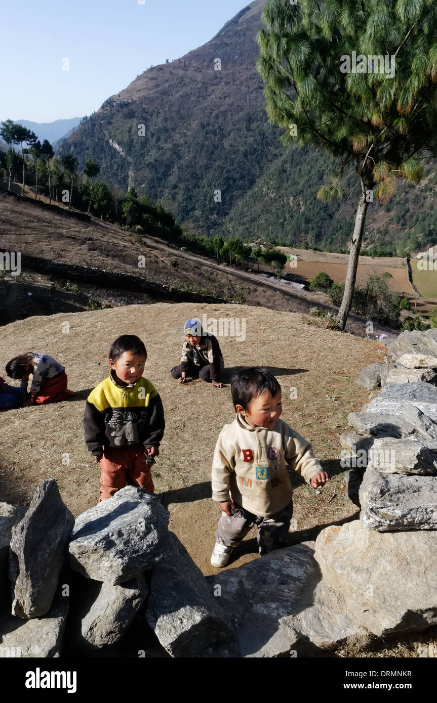 Bambini nepalesi sul campo base Everest trek Foto Stock
