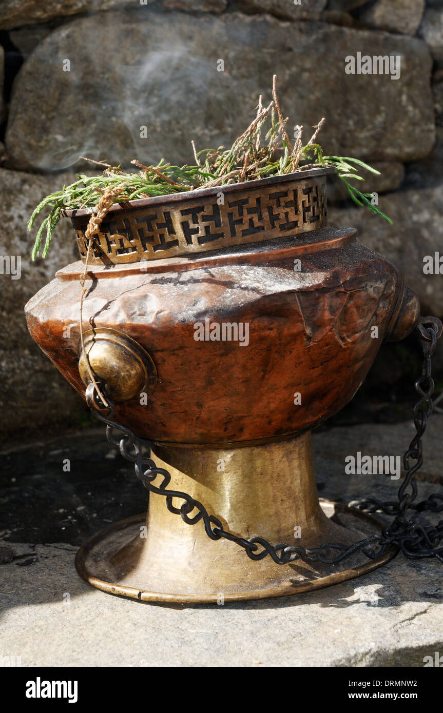 La masterizzazione di ginepro come un santo che offre in Nepal Foto Stock