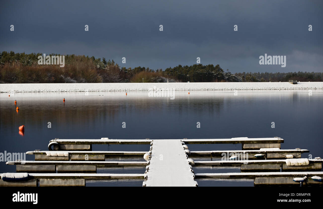 Hilpoltstein, Germania. 27 gennaio, 2014. Un pontile per barche a vela con neve nuota sul Lago Rothsee vicino a Hilpoltstein, Germania, 27 gennaio 2014. Foto: Daniel Karmann/dpa/Alamy Live News Foto Stock