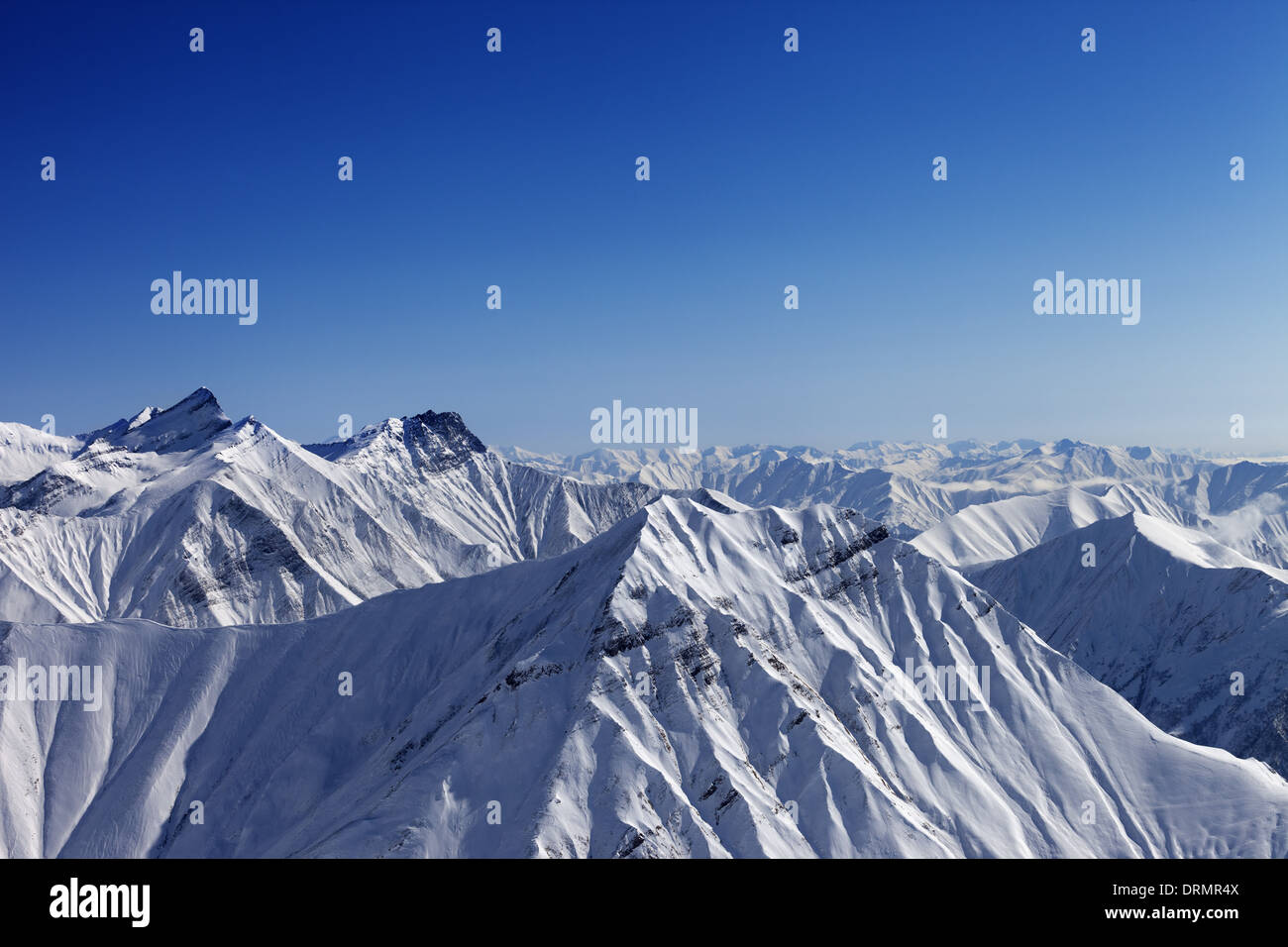 Rocce innevate nella bella giornata di sole, vista dalla pista da sci. Montagne del Caucaso, Georgia, stazione sciistica Gudauri. Foto Stock