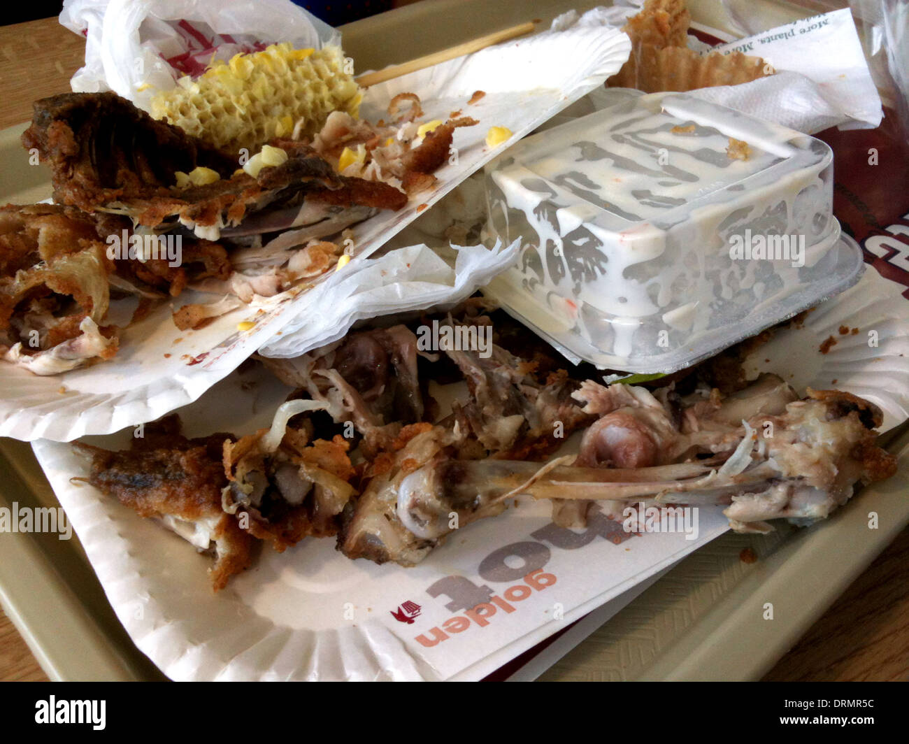 Left overs. Il cibo spazzatura in corrispondenza di una stazione di servizio Foto Stock