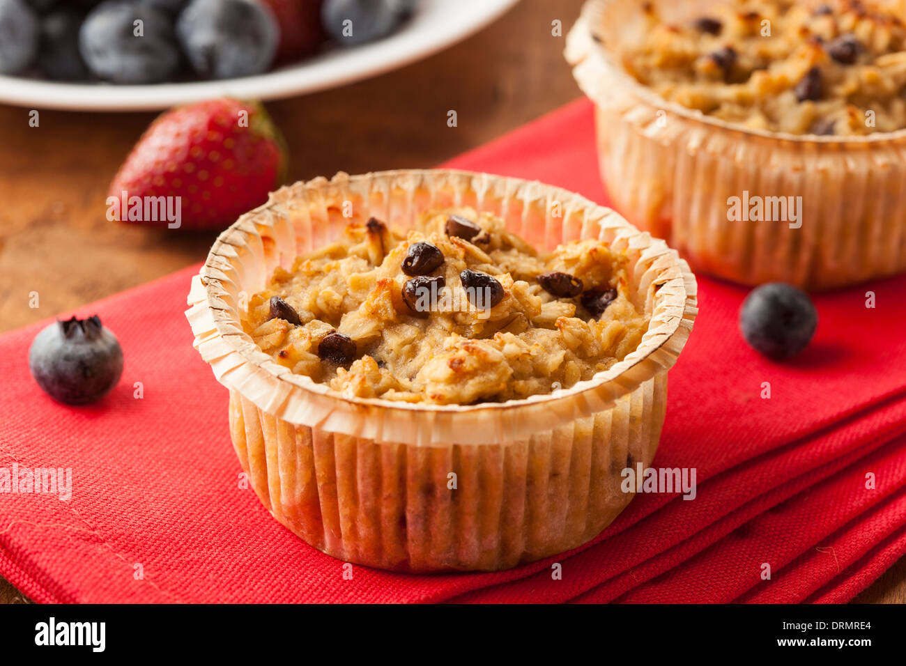 Colazione casalinga di farina di avena muffin con scaglie di cioccolato Foto Stock