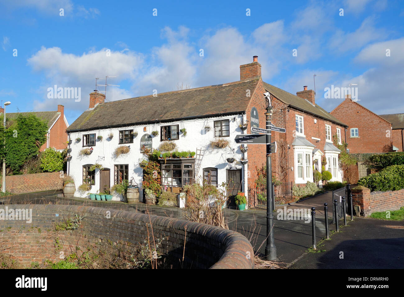 Dock Hansons Off Licenza e General Store, Stourbridge Canal, Wordsley, West Midlands, England, Regno Unito Foto Stock