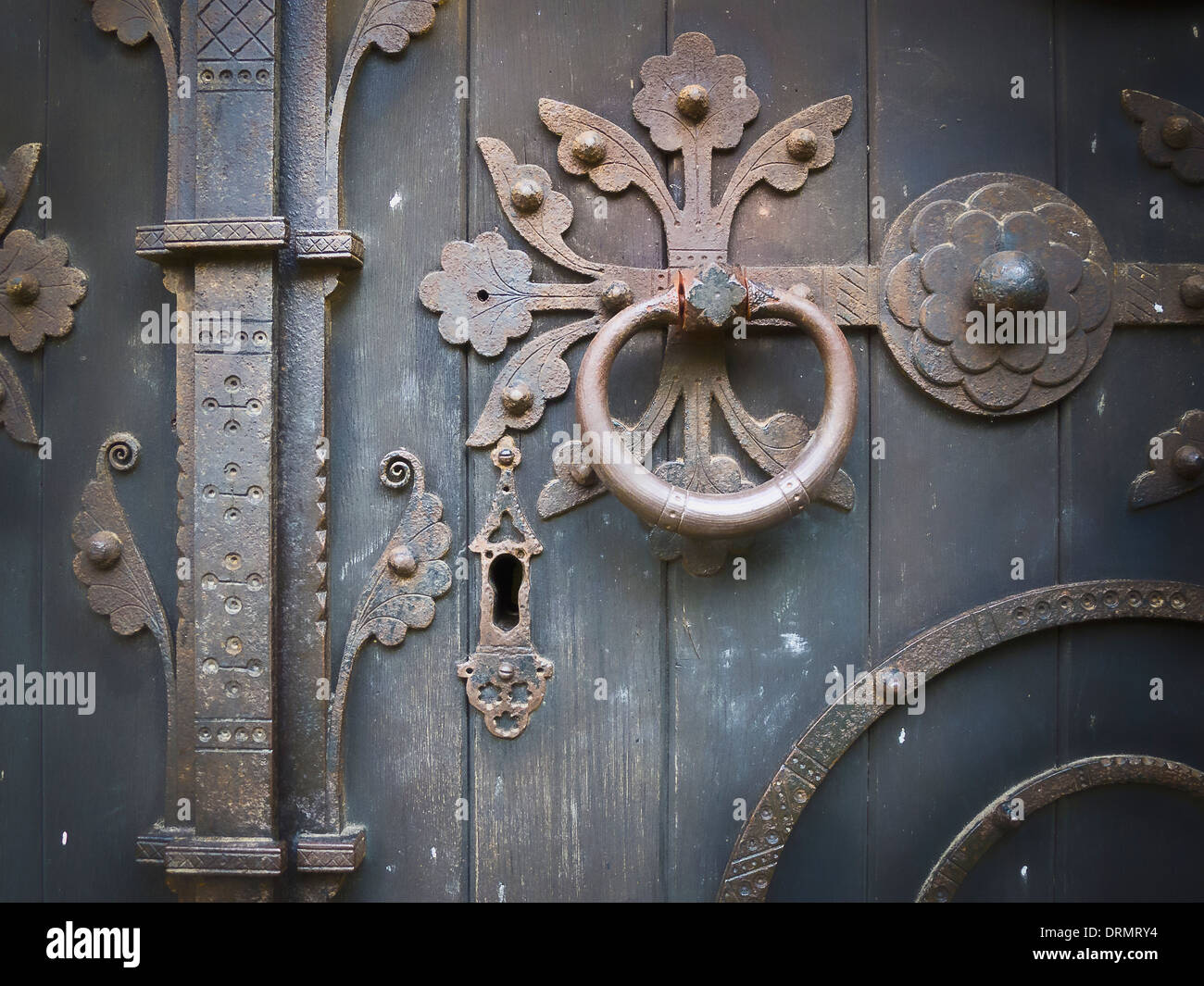 Ornano la ferramenta raccordi sulla vecchia porta della chiesa di San Pietro Hampton Lucy Warwickshire, Regno Unito Foto Stock