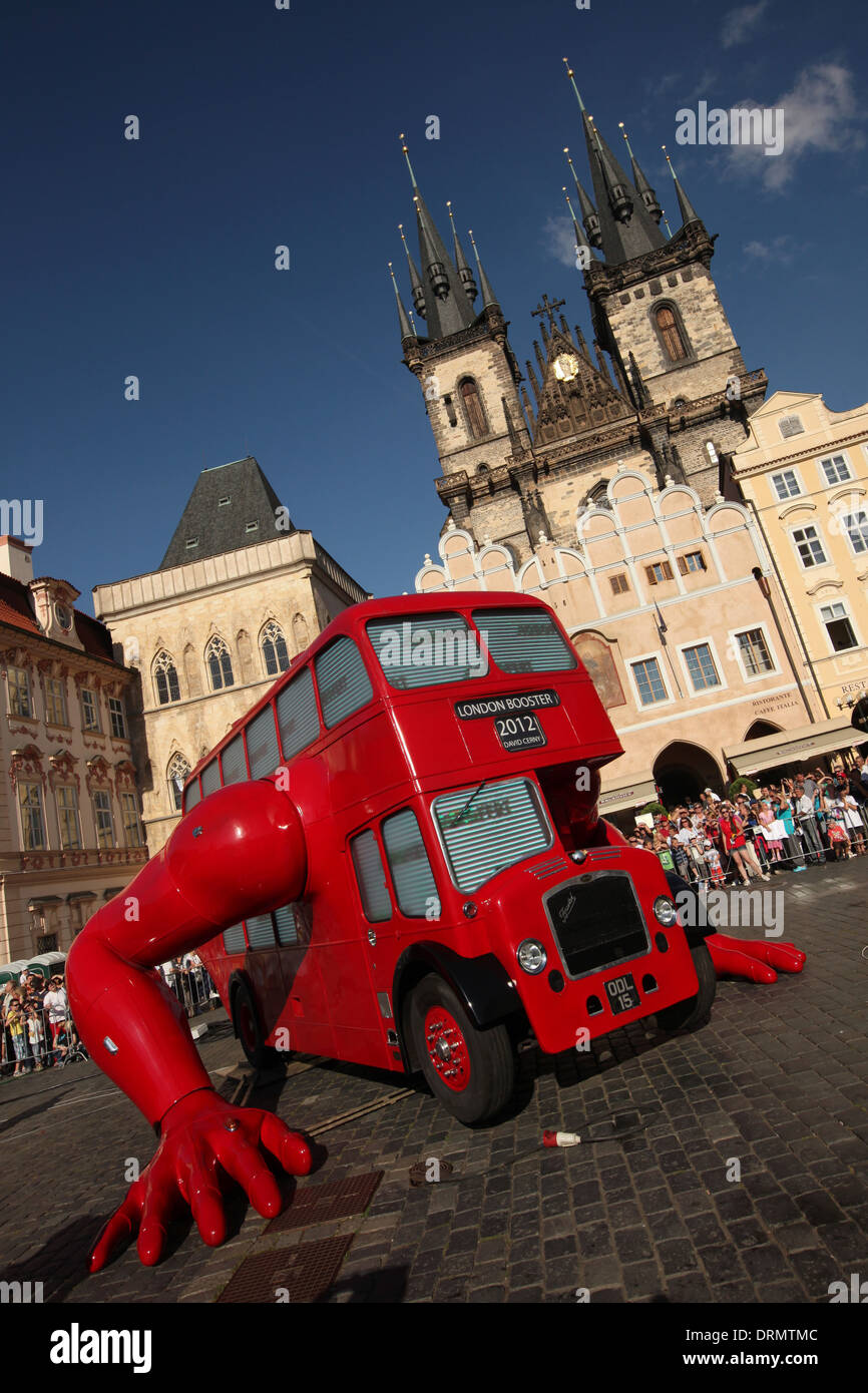 Londra Booster da Czech visual artist David Cerny non spingere ups sulla piazza della Città Vecchia di Praga. Foto Stock