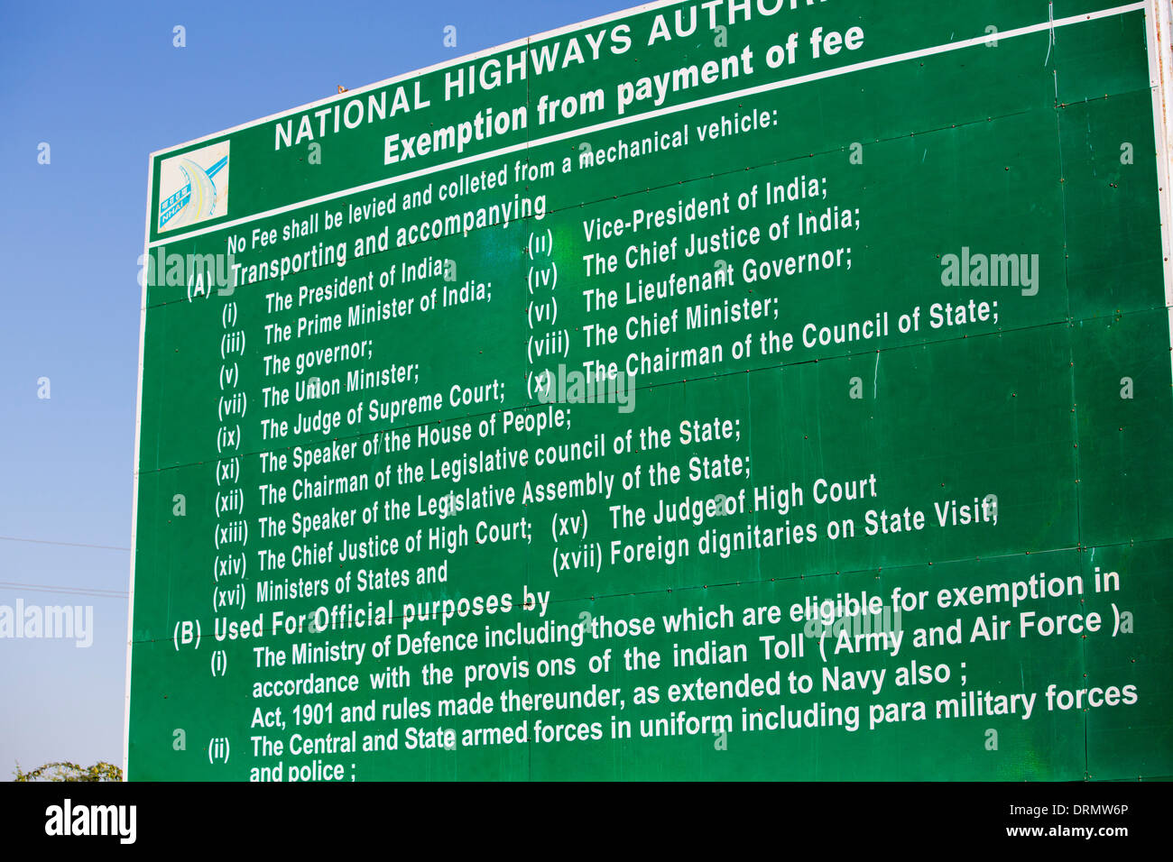 Un segno su una strada tol nel Rajasthan, India, delineando tutti i funzionari del governo che sono esenti dal pagamento del pedaggio stradale. Foto Stock