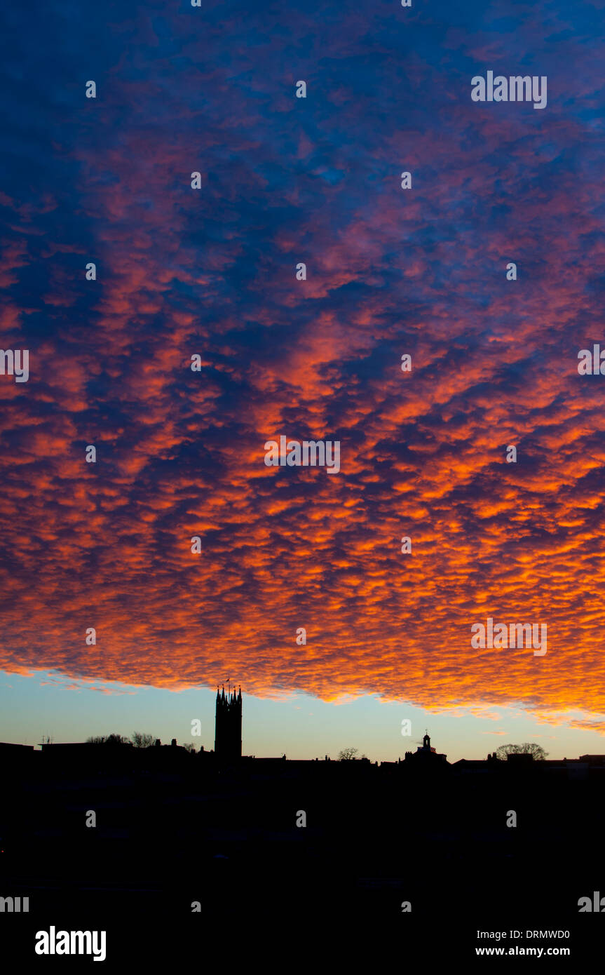 Cielo di Warwick town center all'alba, Warwickshire, Regno Unito Foto Stock