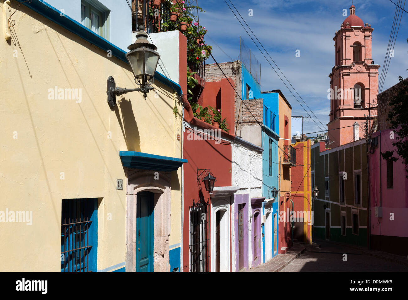 Case con facciate colorate in una tipica strada nel centro della città di Guanajuato Foto Stock