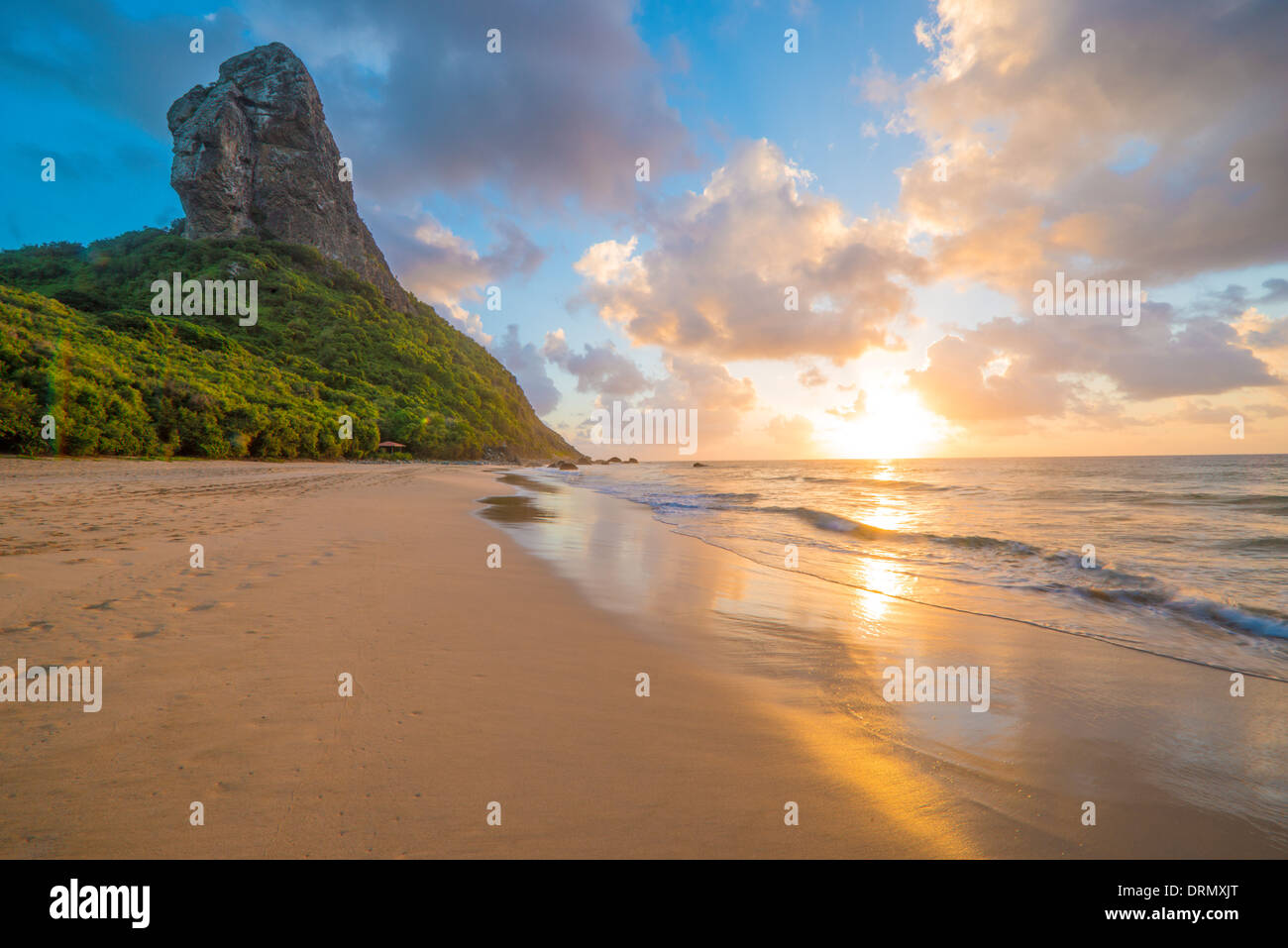 Tramonto a Pico Mountain Boldro sopra la spiaggia di Fernando de Noronha il Parco Marino Nazionale Brasile Oceano Atlantico Sito Patrimonio Mondiale Foto Stock