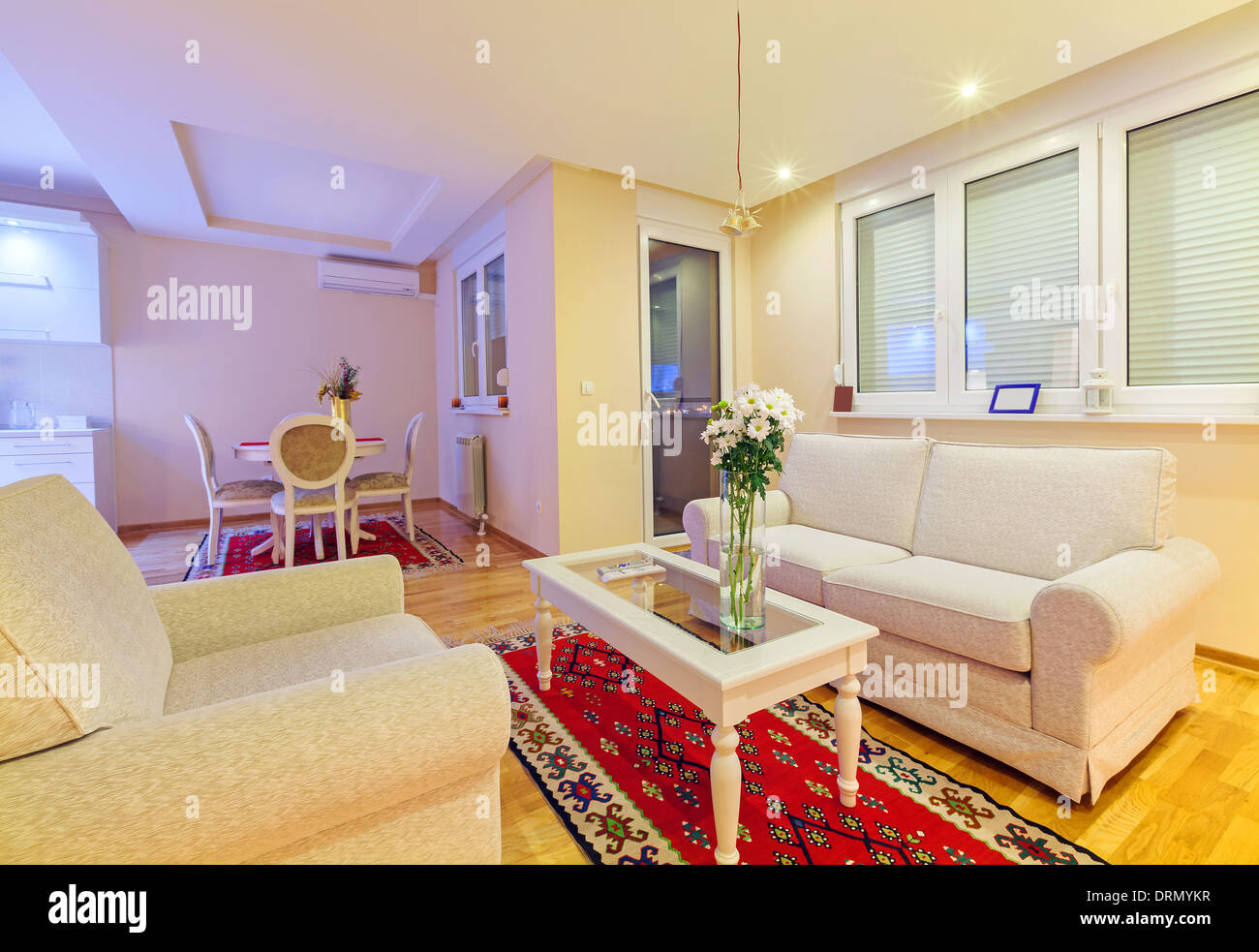 Piccolo appartamento interno, nuove e pulite e un design moderno. Foto Stock