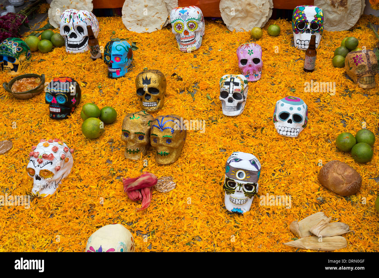 Teschi decorata da parte di uno degli altari durante la celebrazione del Giorno dei Morti Foto Stock