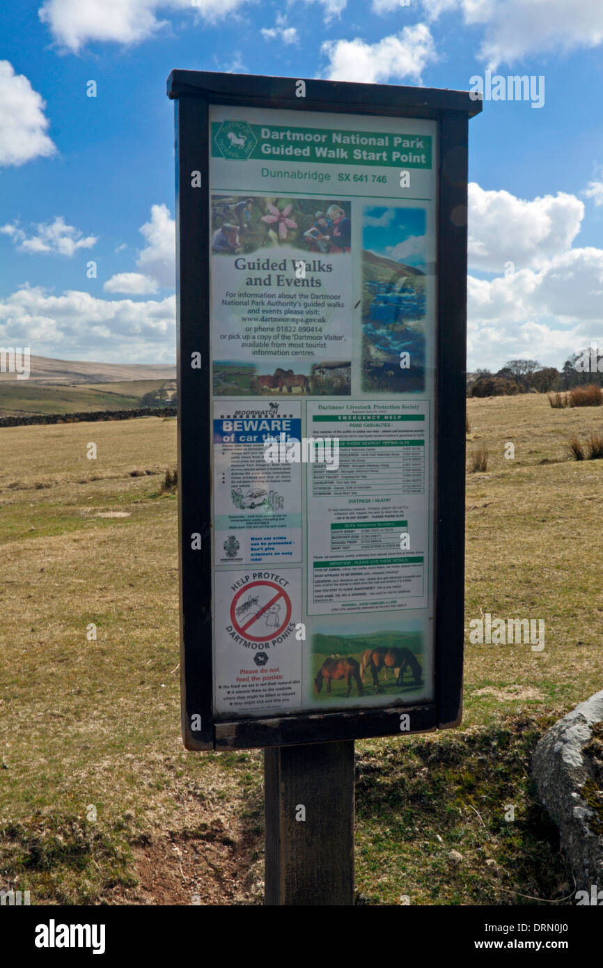 Seguire le indicazioni per passeggiate guidate nel Parco Nazionale di Dartmoor, Devon, Inghilterra, Gran Bretagna, Regno Unito. Foto Stock