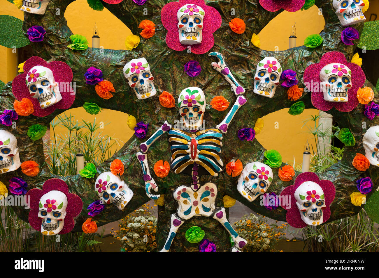 Uno degli altari realizzati per decorare uno spazio per la celebrazione del Giorno dei Morti Foto Stock