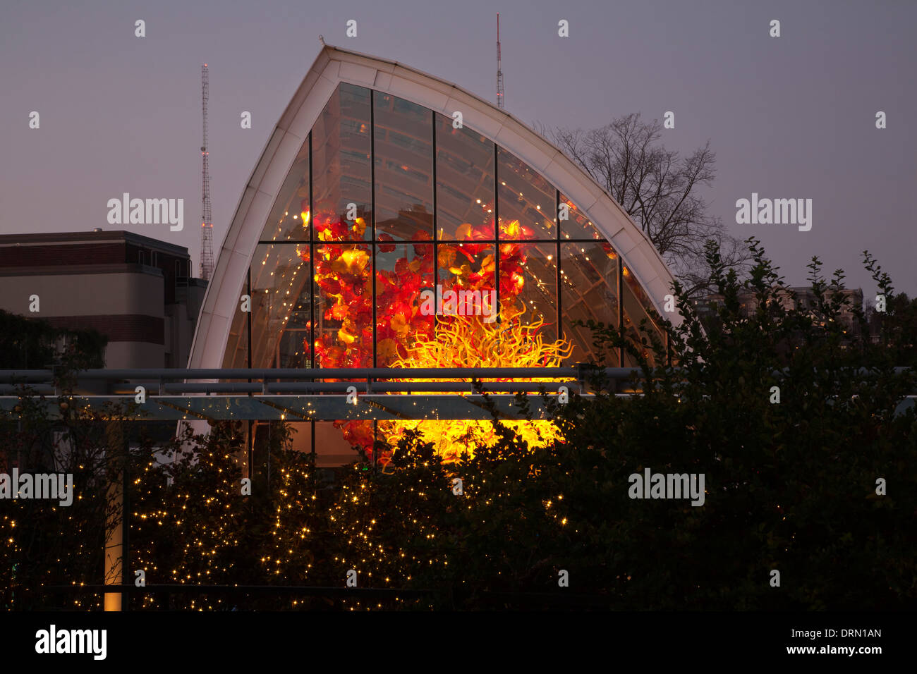 WASHINGTON - vista serale del giardino Chiluly e museo del vetro, una attrazione a pagamento presso il centro di Seattle. Foto Stock