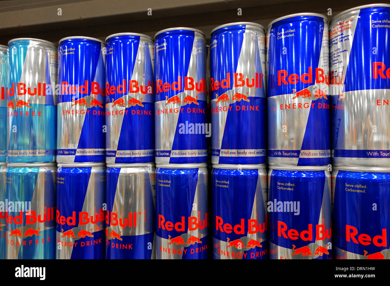 Le lattine di red bull energy drink Foto Stock
