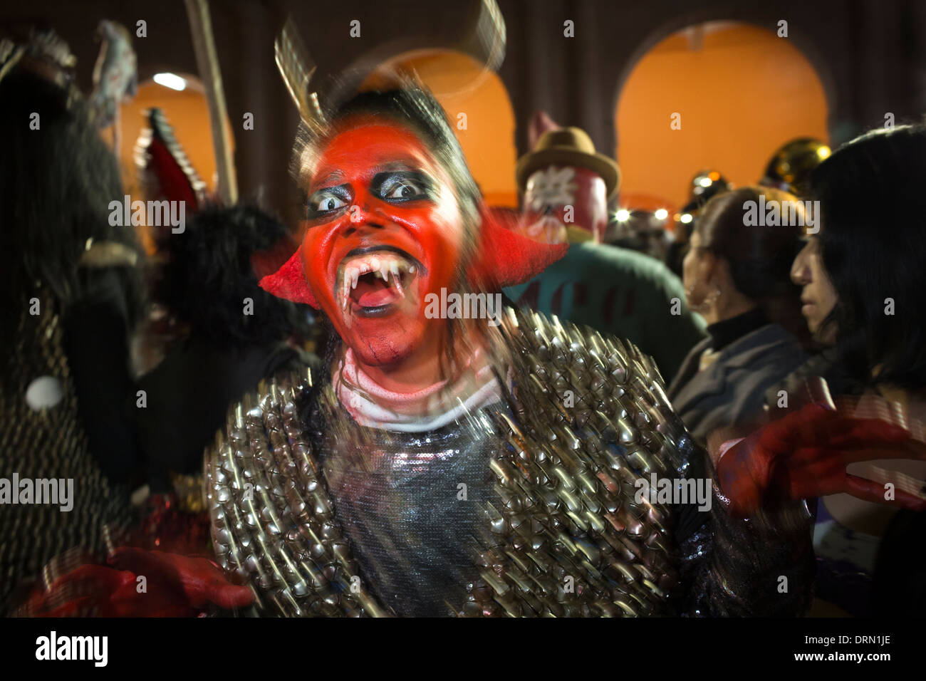 Durante la 'muerteada' il giorno dei morti, i partecipanti dress up in costume che rappresentano mostri e personaggi horror Foto Stock