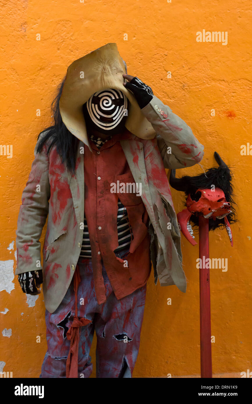 Durante la 'muerteada' il giorno dei morti, i partecipanti dress up in costume che rappresentano mostri e personaggi horror Foto Stock