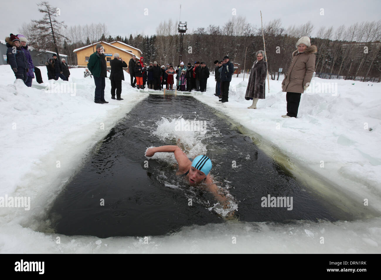 La concorrenza in inverno il nuoto nel laghetto Verkh-Neyvinsky vicino alla città di Novouralsk nella catena degli Urali, Russia. Foto Stock