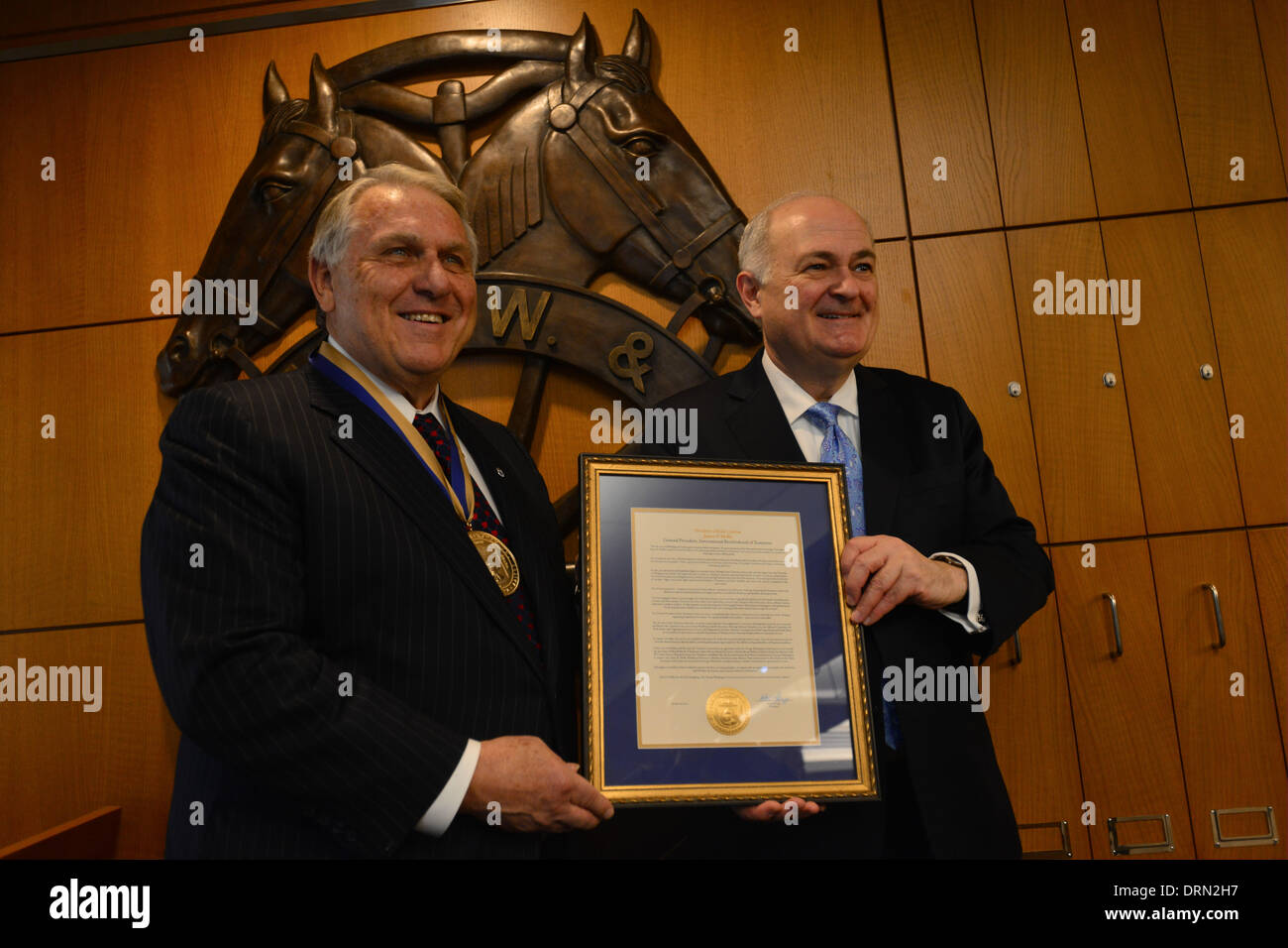 Washington, Distretto di Columbia, Stati Uniti, STATI UNITI D'AMERICA. 29 gen 2014. George Washington University Presidente STEVEN KNAPP presenta il presidente della medaglia a del teamster presidente James P. HOFFA un premio riconoscendo "coraggio, carattere e leadership'' a scelta in campo di lavoro. Le università e i teamsters ha lanciato un iniziativa nel 2008 per promuovere la ricerca sul ruolo che l'Americano movimento laburista''"e i teamsters in particolare l'""hanno giocato nella recente storia degli Stati Uniti. Credito: Miguel Juarez Lugo/ZUMAPRESS.com/Alamy Live News Foto Stock