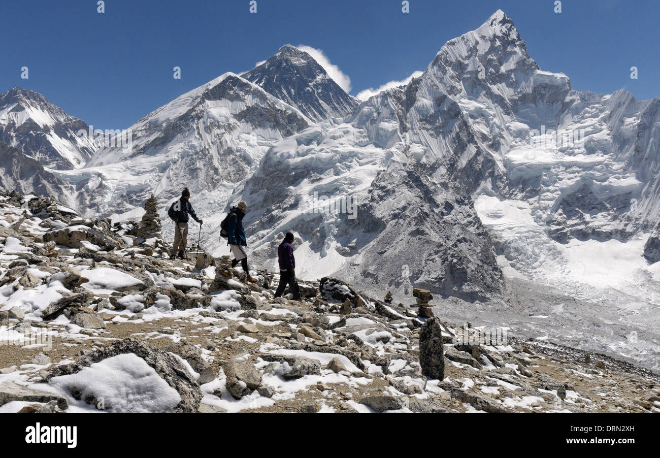 Un gruppo di appassionati di trekking sulla cima di Kala Pattar, il punto alto del Campo Base Everest trek, con Everest al di là. Foto Stock