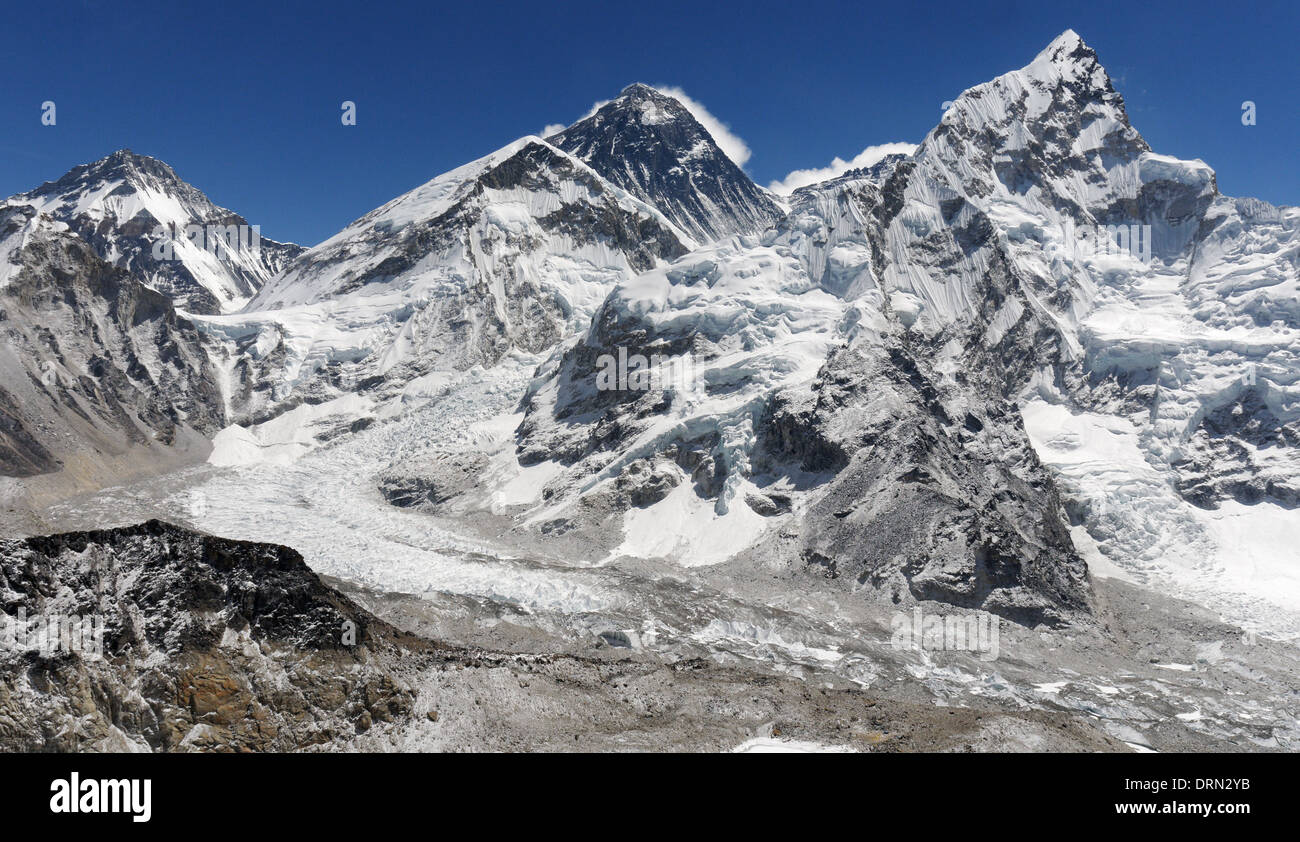 Il massiccio di Everest e del Khumbu su cascate di ghiaccio e ghiacciai, come si vede dal Kala Pattar, il punto alto del Campo Base Everest trek Foto Stock