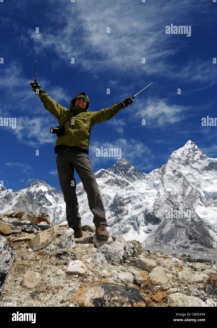 Una signora trekker celebra il vertice di Kala Pattar sul Campo Base Everest trek Foto Stock