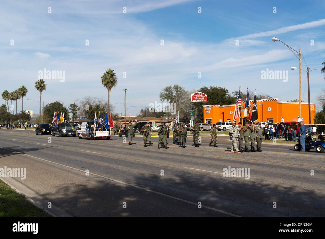 Stati Uniti veterani militari marciare nel 2014 annuale parata di agrumi in missione, Texas, Stati Uniti d'America Foto Stock