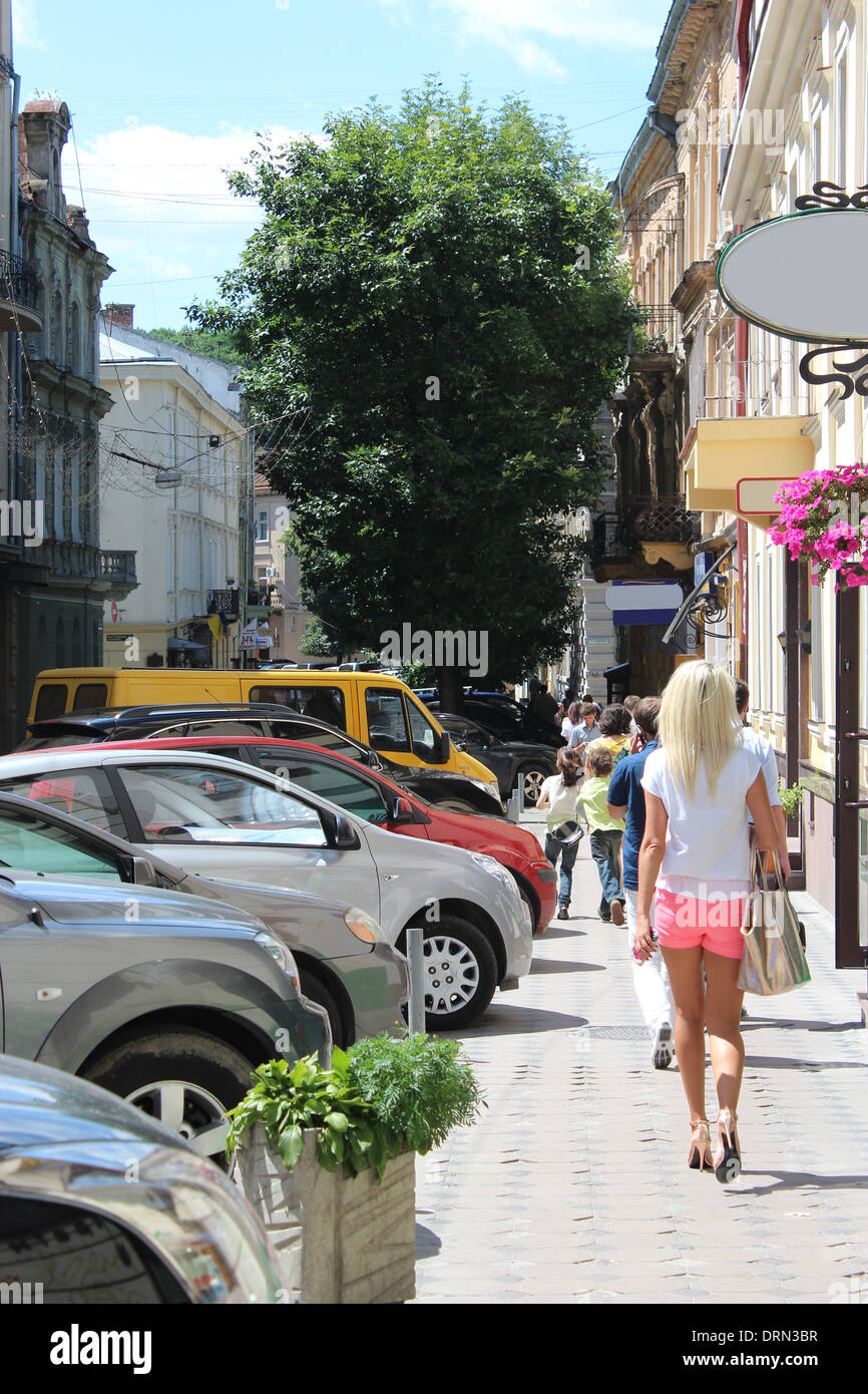 Strada stretta in Lvov con macchine parcheggiate nella parte centrale di Lvov Foto Stock