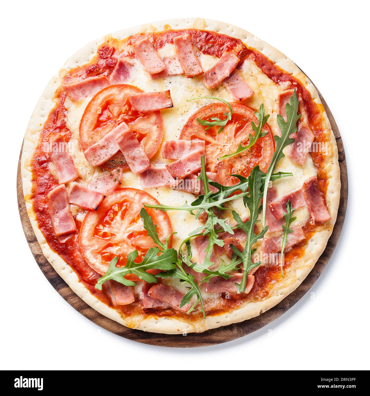 La pizza italiana con prosciutto e foglie di rucola su sfondo bianco Foto Stock